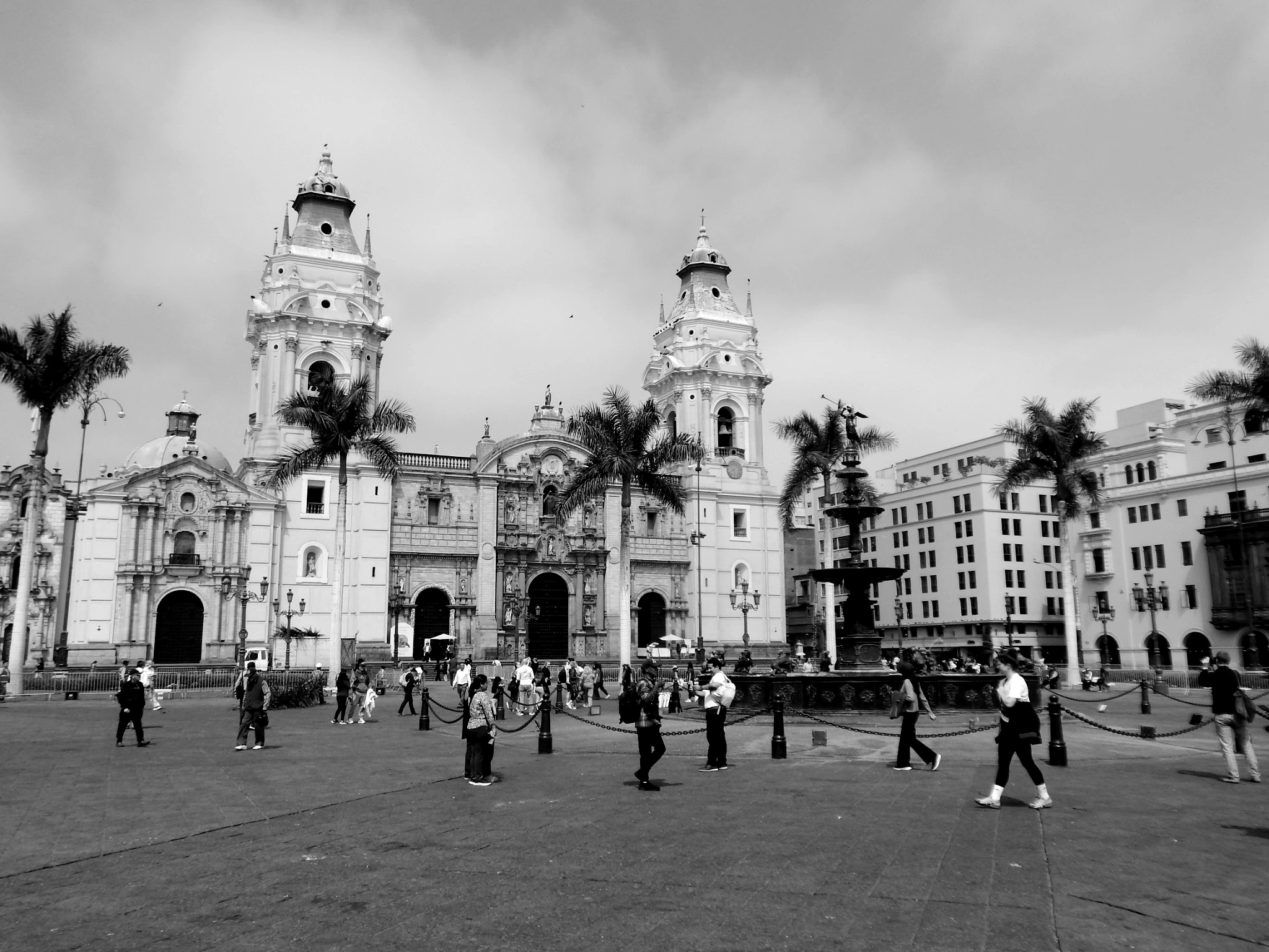 Oficina del RENIEC en el centro de Lima con atención al público